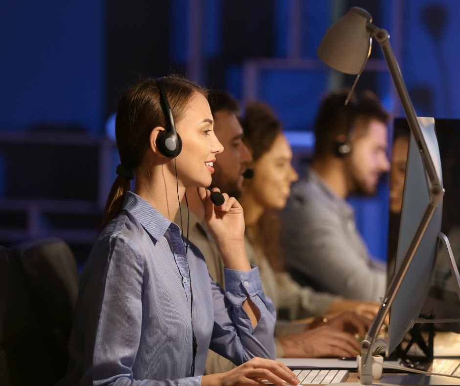 Foto da equipe RR Empréstimos em um ambiente de trabalho moderno e colaborativo
